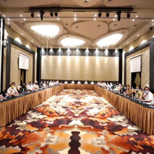 Patterned-conference-carpet-in-hall-setup.webp